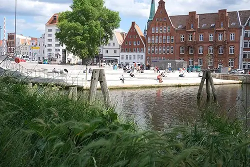 Wassertreppe von Lübeck in den Holstenhafen an der Untertrave.