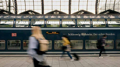 Bahnsteig. Regionalbahn nach Kiel und der Aufschrift: Schleswig Holstein. Der echte Norden.