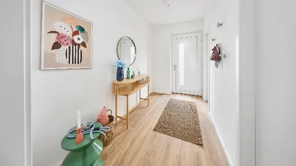 Flur des Musterhauses in UPTOWN Living mit der Haustür im Hintergrund