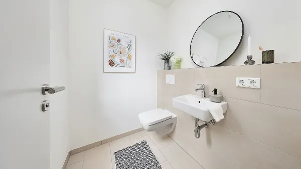 Gäste-WC des Musterhauses in UPTOWN Living mit Toilette und Waschbecken
