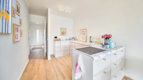 Küche mit Blick durch den Flur des Musterhauses in UPTOWN Living