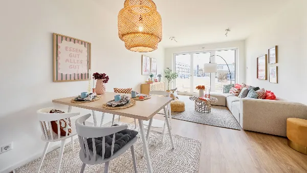 Wohnzimmer des Musterhauses in UPTOWN Living, im Vordergrund der Esstisch