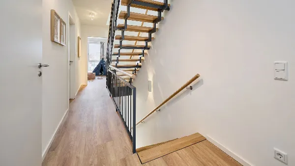 Flur der ersten Etage und Treppe in die nächste Etage des Musterhauses in UPTOWN Living