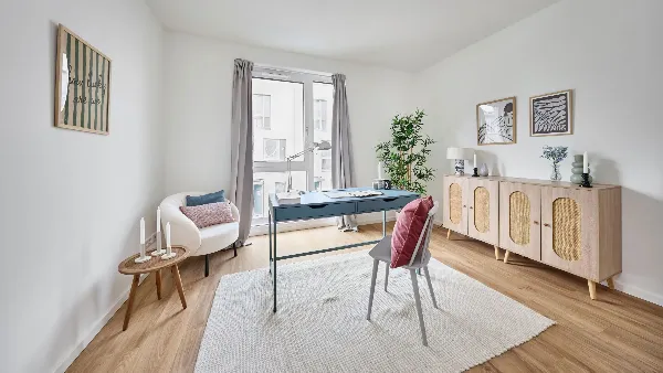 Arbeitszimmer des Musterhauses in UPTOWN Living, Schreibtisch am Fenster und Blick nach draußen
