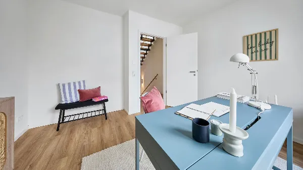 Arbeitszimmer des Musterhauses in UPTOWN Living mit Blick vom Schreibtisch zur Zimmertür