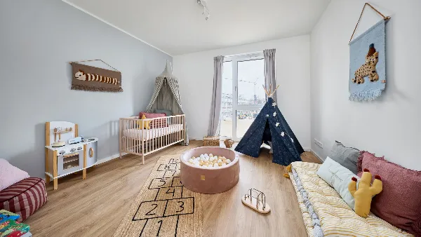 Kinderzimmer des Musterhauses in UPTOWN Living, stehen an der Zimmertür