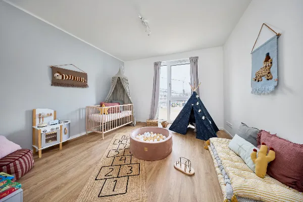 Kinderzimmer des Musterhauses in UPTOWN Living, stehen an der Zimmertür