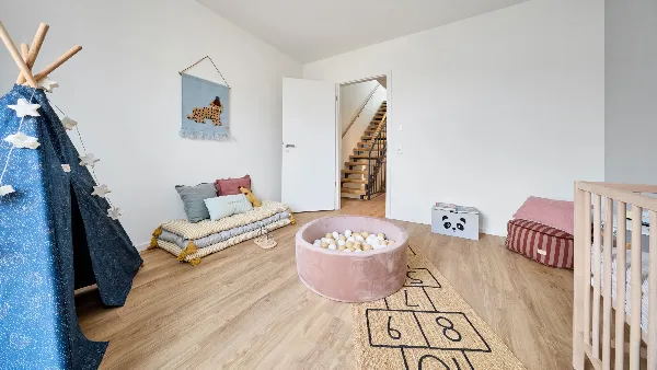 Kinderzimmer des Musterhauses in UPTOWN Living mit Blick auf die Zimmertür