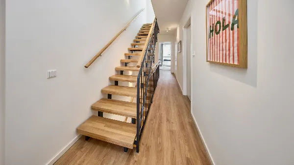 Treppe in der ersten Etage des Musterhauses in UPTOWN Living mit Blick durch den Flur