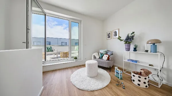 Fläche in der obersten Etage des Musterhauses in UPTOWN Living mit Blick auf die Terrasse durch die offene Terrassentür
