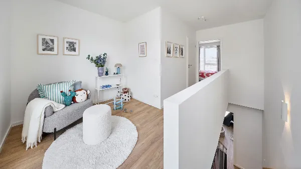 Fläche in der obersten Etage des Musterhauses in UPTOWN Living, rechts die Treppe nach unten, im Hintergrund das Schlafzimmer