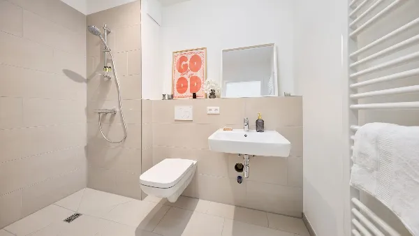 Bad in der obersten Etage des Musterhauses in UPTOWN Living mit Dusche, Waschbecken und WC